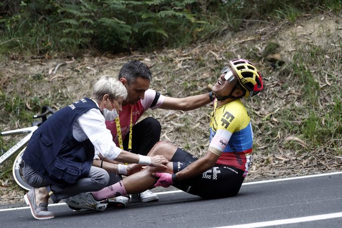 Richard Carapaz je padel, a v bolečinah nadaljeval dirko. | Foto: Reuters