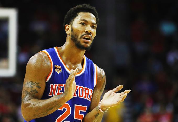 Francoski napadalec stiska pesti za New York Knicks in Derricka Rosa. | Foto: 