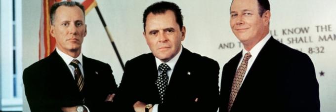Biografska drama Oliverja Stona spremlja nekdanjega ameriškega predsednika Richarda M. Nixona (Anthony Hopkins) od mladih dni do predsedovanja v Beli hiši, ki se je končalo sramotno – po aferi Watergate je kot edini predsednik v zgodovini ZDA ponudil svoj odstop. • V petek, 1. 2., ob 2.50 na HBO 3.* │ Tudi na HBO OD.

 | Foto: 