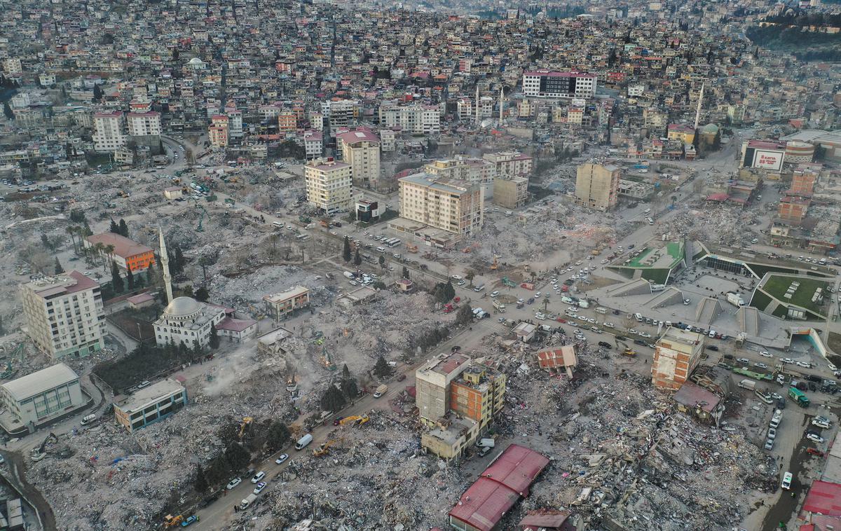 Turčija, potres, škoda | Dokončna ocena škode bo služila kot podlaga za donatorsko konferenco za popotresno obnovo, ki bo prihodnji teden v Bruslju. Po nekaterih ocenah naj bi bilo škode za več kot sto milijard dolarjev. | Foto Reuters