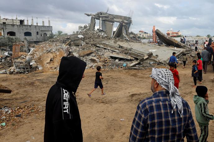 Rafa, Gaza | Meddržavno sodišče je v petek sprejelo odločitev, da mora Izrael nemudoma zaustaviti vojaško ofenzivo v Rafi na jugu Gaze. Ob tem je znova potrdilo odločitvi iz marca in januarja letos, ko je Izraelu odredilo, da mora storiti vse, da prepreči genocidna dejanja v Gazi, in zagotoviti nujno pomoč njenim prebivalcem. | Foto Reuters