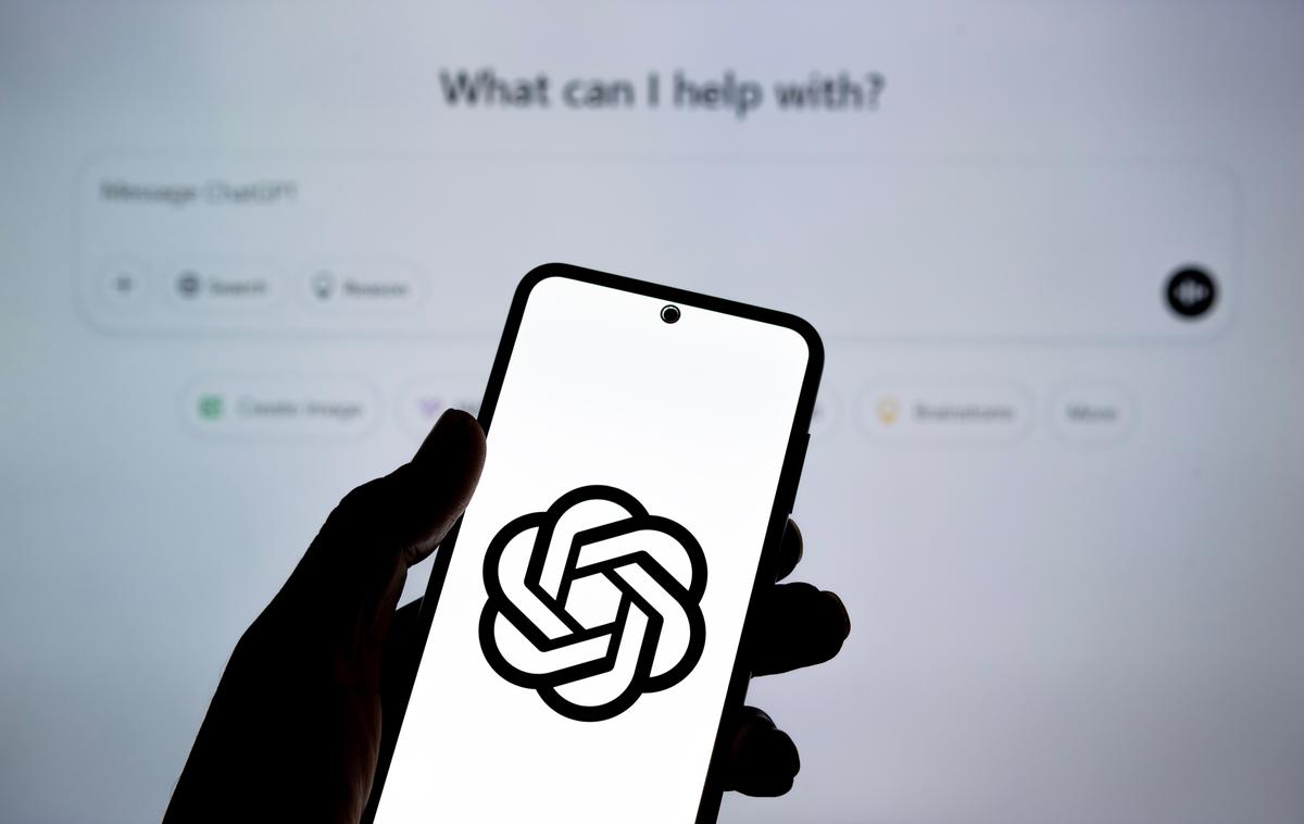 ChatGPT, OpenAI | Vključitev oglasov v platformo ChatGPT ima velik smisel za podjetje OpenAI, saj umetnointeligenčnega pomočnika vsak teden uporablja že več kot 800 milijonov ljudi. | Foto Shutterstock