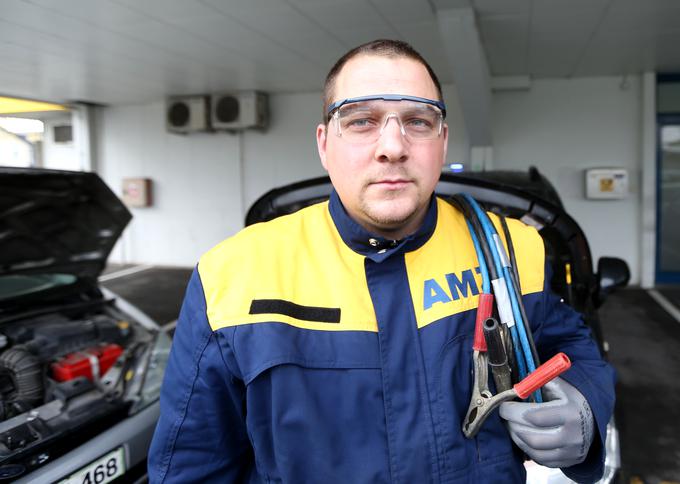Primož Anžur, mehanik AMZS, poudarja, da morajo predvsem lastniki vozil z dizelskim motorjem imeti močnejše kable za vžig. | Foto: Gregor Pavšič