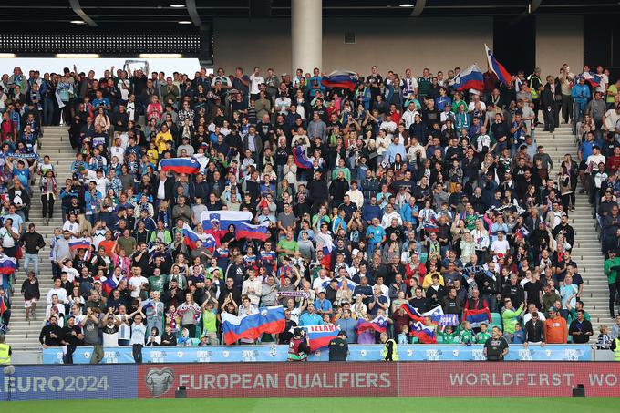 Zveza poziva navijače, da se v Stožice odpravijo v belih reprezentančnih dresih. | Foto: www.alesfevzer.com