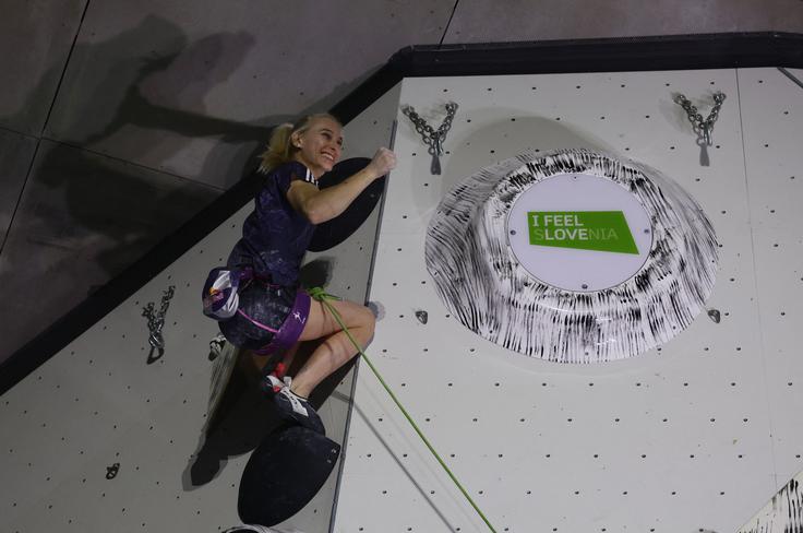 Presrečna Janja ob koncu plezalnega izziva, ki je združil plezalno skupnost in dobrodelnost. | Foto: Reuters