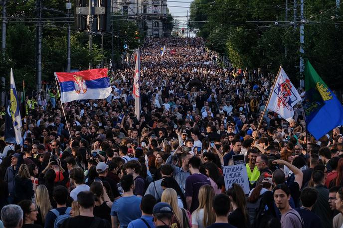 Beograd, protesti | Napadenega študenta Miloša Pavlovića je v četrtek sprejel Aleksandar Vučić in na omrežju Instagram sporočil, da država ne bo več trpela nasilja. Izrazil je prepričanje, da bodo vsi, ki so sodelovali v napadu, odgovarjali pred roko pravice, študente, ki izvajajo zasedbe fakultet, pa je primerjal z nacisti. | Foto Reuters