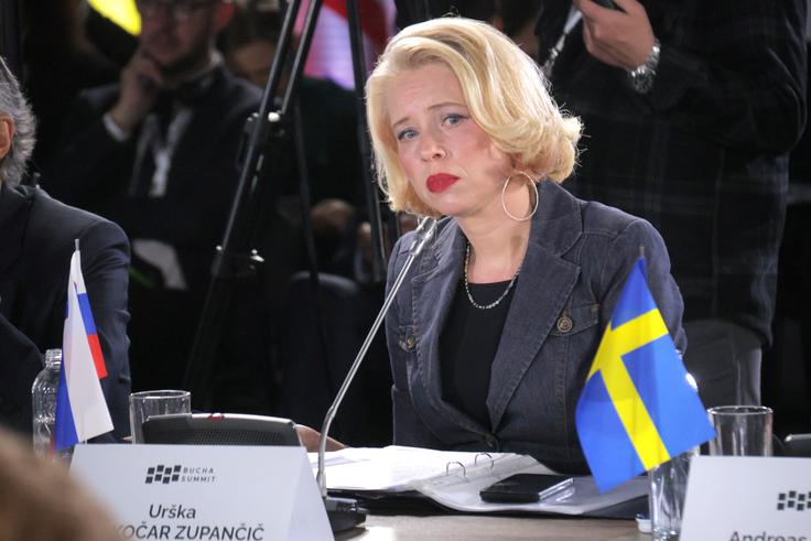 "Ne impresionirajo me dejanja starejših, prepotentnih, bogatih mož, oblastnikov velikih držav z avtokratskimi težnjami, ki mislijo, da se lahko igrajo s svetom, izjemno se me pa dotaknejo ljudje, ki gredo v prvo vrsto na fronto, brezpogojno dajo svoje življenje in ostanejo brez imen," je ob koncu obiska dejala predsednica DZ Urška Klakočar Zupančič. | Foto: Guliverimage