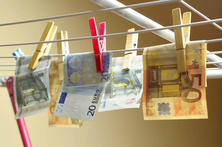 Iz finančnega ministrstva so včeraj sporočili, da je FURS v zadnjih štirih letih opravil 942 nadzorov odlivov sredstev v davčne oaze in odmeril za 24 milijonov evrov dodatnih obveznosti.  | Foto: 