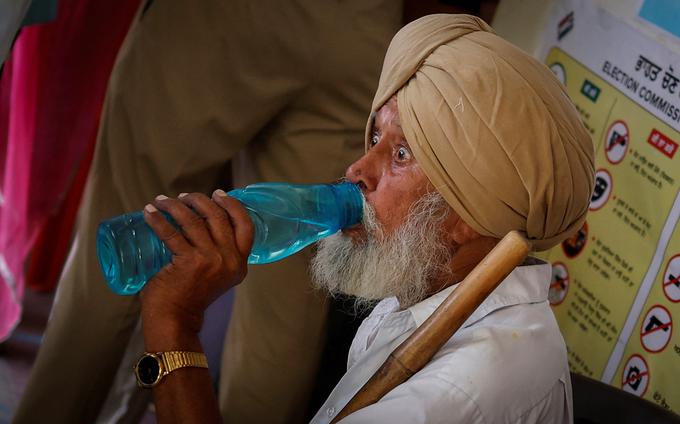 Na severu Indije so po poročanju nemške tiskovne agencije dpa izmerili okoli 50 stopinj Celzija. | Foto: Reuters