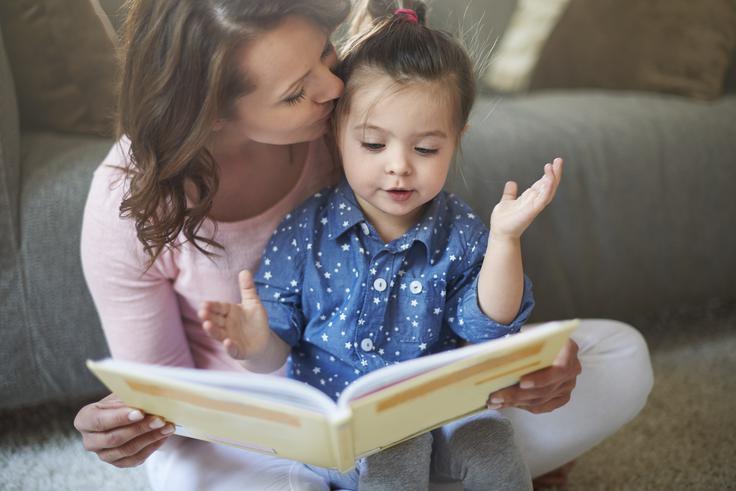 Majhen otrok opaža, da se mama ne more več enako časa posvečati le njemu, saj določen čas posveti tudi sestri. | Foto: Thinkstock