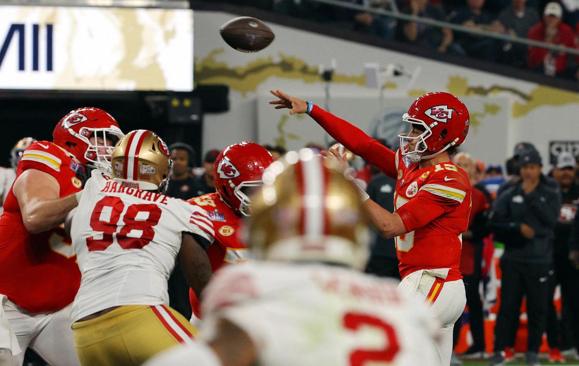 Super Bowl Kansas City Chiefs San Francisco 49ers Patrick Mahomes | Patrick Mahomes je v tretji četrtini najprej vrgel prestreženo žogo, nato pa vendarle tudi touchdown. | Foto Reuters