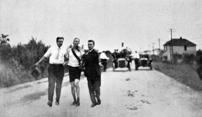 Thomas Hicks na kaotičnem olimpijskem maratonu leta 1904 v St. Louisu. | Foto: Guliverimage