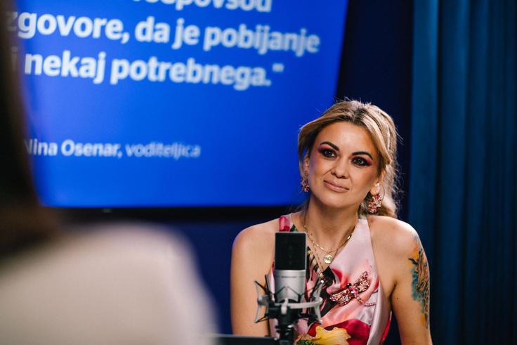 "Zdaj sem veliko bolj pomirjena s svojim videzom kot takrat, ko sem bila stara 20, 30 let. Leta res naredijo svoje," je v našem studiu povedala Nina Osenar. | Foto: Jan Lukanović