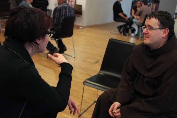 Med knjigami je bil tudi duhovnik redovnik, ki je bil v soboto neprestano izposojen. | Foto: