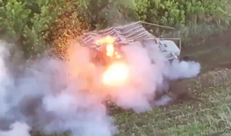 Oglejte si neposredni spopad med ukrajinskim in ruskim bojnim vozilom #video