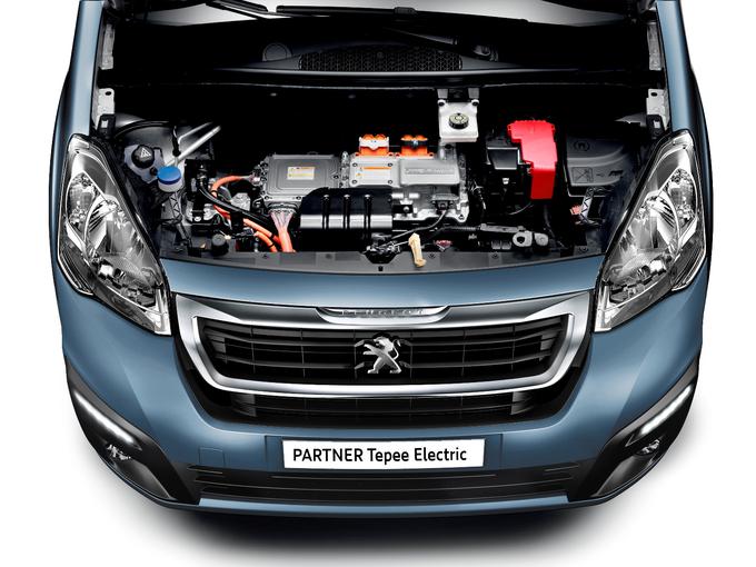 Električni motor, pri katerem je navor stalno na voljo, je vgrajen skupaj z reduktorjem z enim prestavnim razmerjem in stalnim pogonom. Inženirji zagotavljajo, da tovrstna zasnova pogona zagotavlja dinamično in prožno vožnjo, saj je celotni navor na voljo hipno že od prvih metrov vožnje in v vseh fazah pospeševanja. Vse skupaj poteka brez prestavljanja. | Foto: Peugeot