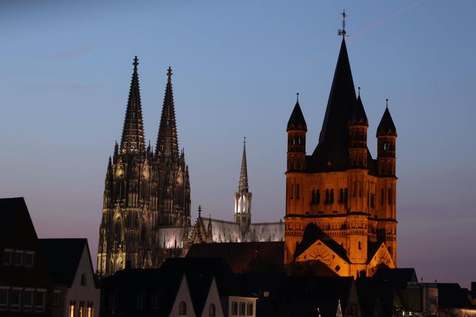 Köln katedrala | V nedeljo je policija v Weslu, približno sto kilometrov severno od Kölna, pridržala 30-letnega Tadžikistanca. Moški je večkrat obiskal kölnsko katedralo, policija pa sumi, da bi lahko načrtoval napad. | Foto Guliverimage