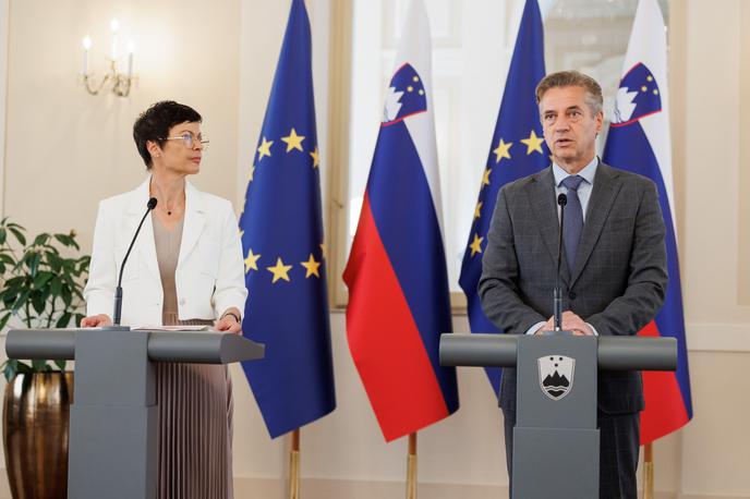 Robert Golob in Marta Kos | Evropska komisarka za širitev Marta Kos in predsednik vlade Robert Golob sta na današnjem pogovoru o širitvi EU kot geopolitični nuji, ki ga je organizirala največja vladna stranka, izpostavila vztrajanje pri vrednotah, na katerih je EU utemeljena.  | Foto STA