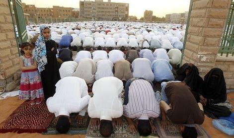 Muslimani po vsem svetu začenjajo postni mesec ramazan (FOTO)