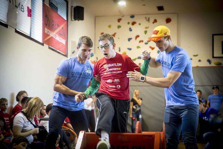 Gajser pravi, da se zaveda privilegiranosti, ki je je deležen kot zdrav človek. Rad priskoči na pomoč. Tako se je maja letos udeležil mini Oviratlona, dogodka, ki ga v Univerzitetnem rehabilitacijskem inštitutu Soča organizirajo skupaj s športnim društvom Oviratlon. Ta del sredstev, zbran s prijavami na junijski Oviratlon za "velike", vsako leto nameni nakupu naprave za izvajanje terapij na Soči. Otroci, ki so tam na rehabilitaciji, se čez domiselno postavljene ovire podajo v spremstvu znanih športnikov. Letos sta jih spremljala tudi oče in sin Gajser. | Foto: Ana Kovač