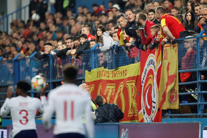 Črna gora, navijači | Črnogorci bodo morali zaradi rasističnih vzklikov navijačev in metanja banan temnopoltim angleškim reprezentantom eno tekmo igrati brez prisotnosti gledalcev. | Foto Reuters