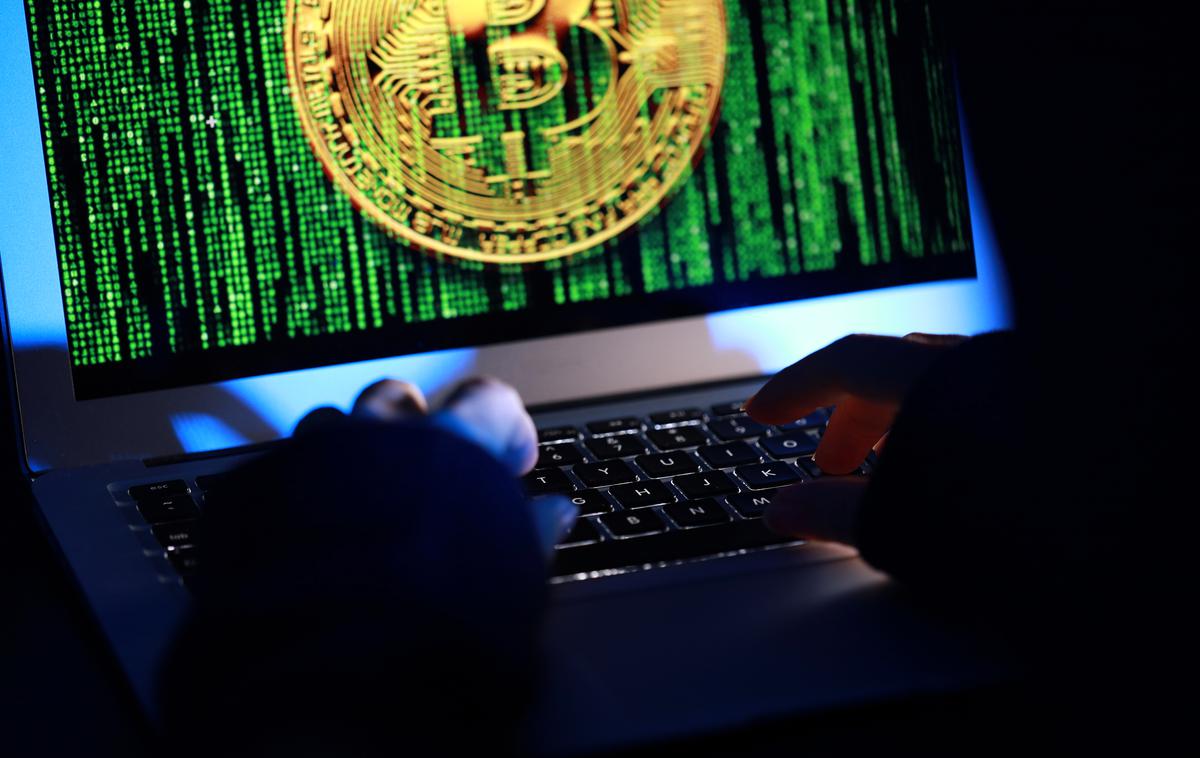 Bitcoin, heker | Kraje kriptovalut, kot je bitcoin, se iz virtualnega vse pogosteje selijo v resnični svet. Vse več je namreč primerov napadov na lastnike kriptovalut, ki jih napadalci z uporabo fizične sile ali celo ugrabitvijo poskušajo prisiliti, da svoje digitalno imetje prenesejo v njihove kriptodenarnice. | Foto Shutterstock