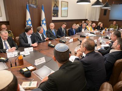 Izraelska vlada odobrila prvo fazo Trumpovega mirovnega načrta za Gazo