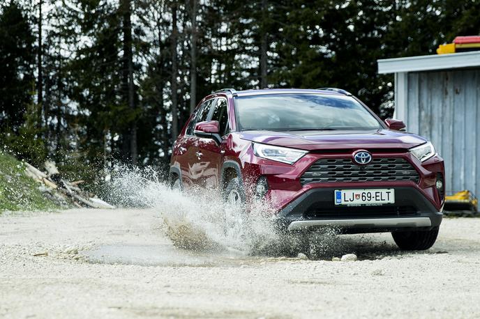 RAV4 | Toyota tudi v Sloveniji zagovarja postopno in razpršeno pot do elektrifikacijen novega voznega parka, kar je v pogovoru za Siol.net podrobneje pojasnil tudi Gregor Mauko, direktor Toyota Slovenija. | Foto Ana Kovač