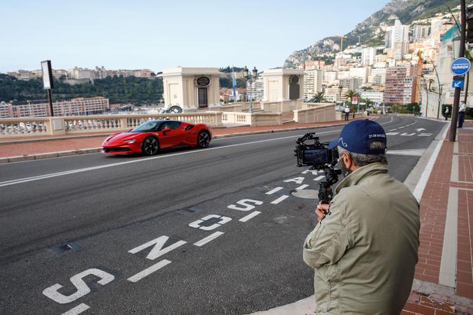 Ferrari film | Režiser Claude Lelouch in ferrari SF90 stradale na ulicah Monaka. Vtis originalnega filma iz leta 1976 je bilo skoraj nemogoče ponoviti.   | Foto Ferrari