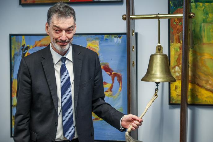 Matija Šenk | Vzajemna ima na prvi dan trgovanja več kot 444 tisoč delničarjev, kar je daleč največ med slovenskimi borznimi družbami. Začetek kotacije je z zvonjenjem borznega zvonca simbolno zaznamoval predsednik uprave Vzajemne Matija Šenk. | Foto STA