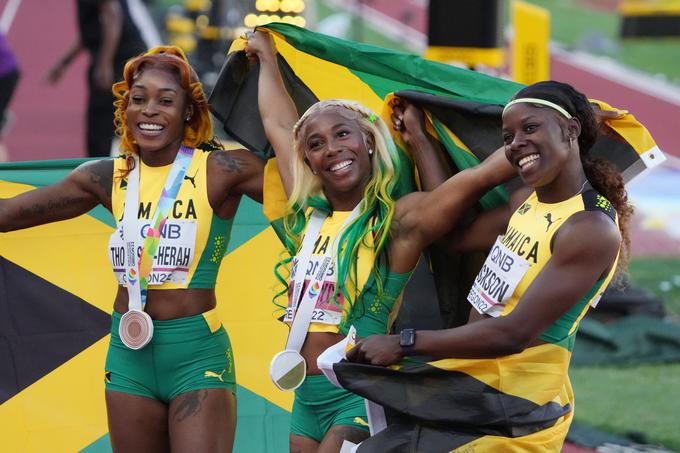 Prvič se je zgodilo, da so v ženskem teku na 100 m prva tri mesta zasedla atletinje iz iste države.  | Foto: Reuters