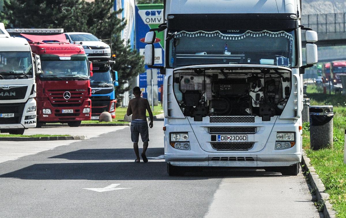 Tovornjakarji avtocesta | Omejitve tovornega prometa na manjših mejnih prehodih s Hrvaško: ministrstvo pravi, da so prvi rezultati spodbudni, krajani so manj zadovoljni. | Foto Gašper Pirman