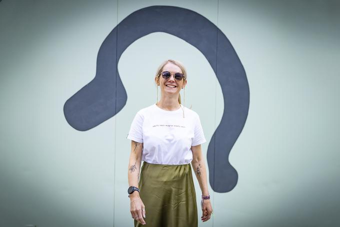 Na potovanjih se je naučila poslušati samo sebe. Če ji notranji glas govori, naj ne gre gledat priljubljene turistične destinacije, ampak naj raje obišče muzej, bo to storila. | Foto: Ana Kovač