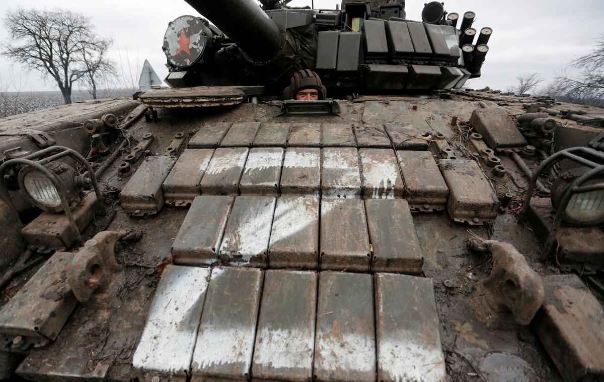 tank | Ruski tanki z velikimi belimi oznakami, ki služijo medsebojni prepoznavi. | Foto Reuters