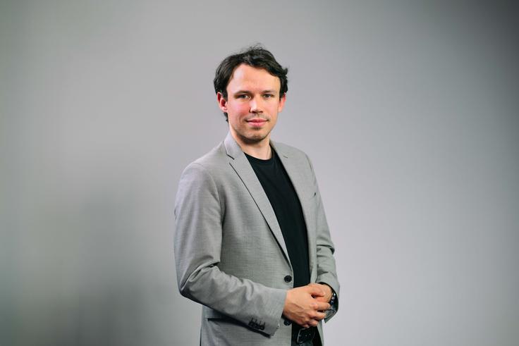 Tudi poslanec SDS Andrej Hoivik je spregovoril o svoji družini oziroma mami, od katere se je poslovil pred dvema letoma. Ob prehodu v demokracijo na začetku 90. let je bila pomembna političarka Demosa, članica Zelenih Slovenije. | Foto: Jan Lukanović