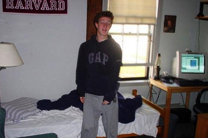 Mark Zuckerberg | Slavna fotografija 19-letnega Marka Zuckerberga v njegovi študentski sobi na univerzi Harvard leta 2003. Velik del Facebooka oziroma na začetku TheFacebooka je nastal prav na računalniku s fotografije. | Foto Facebook / Mark Zuckerberg