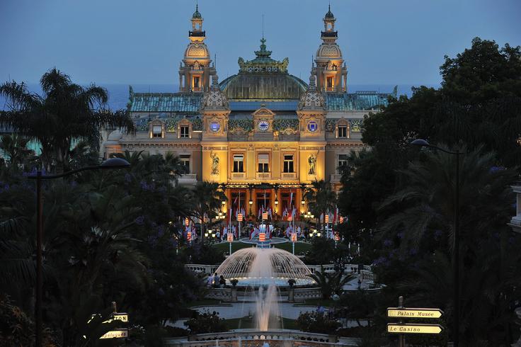 Igralništvo se je v Monaku začelo leta 1858, ko so odprli prvi kazino – Veliki kazino Monte Carla (Le Grande Casino de Monte Carlo). Prostor, kjer je zrasel kazino, se je prej imenoval brlog tatov, a so ga pred gradnjo kazina preimenovali v lepše zveneči Monte Carlo. Zdaj igralništvo v mestno blagajno prispeva le še nekaj odstotkov. | Foto: Getty Images