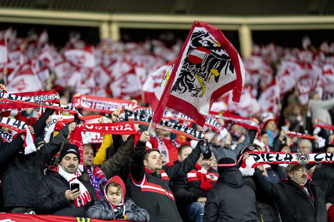 Dvoboj med Avstrijo in Slovenijo je na razprodanem stadionu Ernst Happel spremljalo kar 46 tisoč gledalcev. Prevladovala je rdeče-bela barva. | Foto: Guliverimage