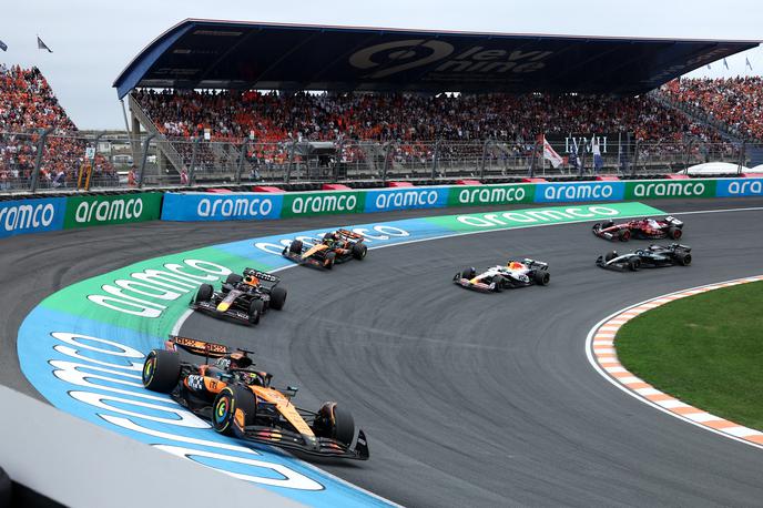 Zandvoort Oscar Piastri Max Verstappen | Nagjeni zavoji v Zandvoortu še popestrijo dirkanje. Max Verstappen je prehitel Landa Norrisa. | Foto Reuters