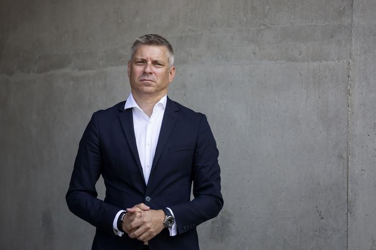 Ovadba mariborske policije naj bi se nanašala na nenapovedan nadzor članov Knovsa, ko so novembra 2023 na policiji med drugim preverjali, ali je ta prisluškovala nekaterim akterjem iz afere Dars. Na seznamu 15 telefonskih številk so bili tudi vidni člani NSi, med njimi tudi številka nekdanjega prvega moža uprave Darsa in nekdanjega podpredsednika NSi Valentina Hajdinjaka (na fotografiji). | Foto: Ana Kovač