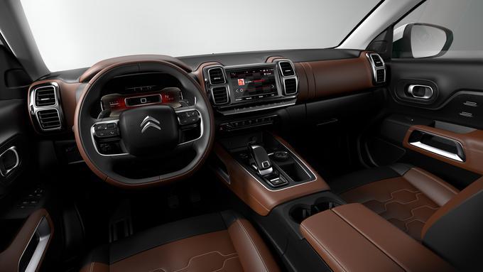 Pred voznikom so merilniki z 12,3-palčnim digitalnim zaslonom TFT. Na konzole pa je med zračniki še osempalčni zaslon visoke ločljivosti na dotik. | Foto: Citroën