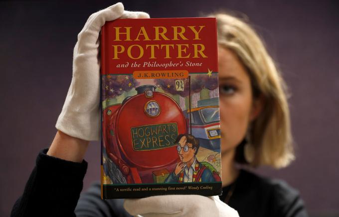 Harry Potter in kamen modrosti, prvi naslov v sagi, je peta najbolje prodajana posamična knjiga vseh časov.  | Foto: Reuters