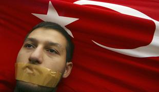 V Turčiji na zaporne kazni obsodili 25 novinarjev