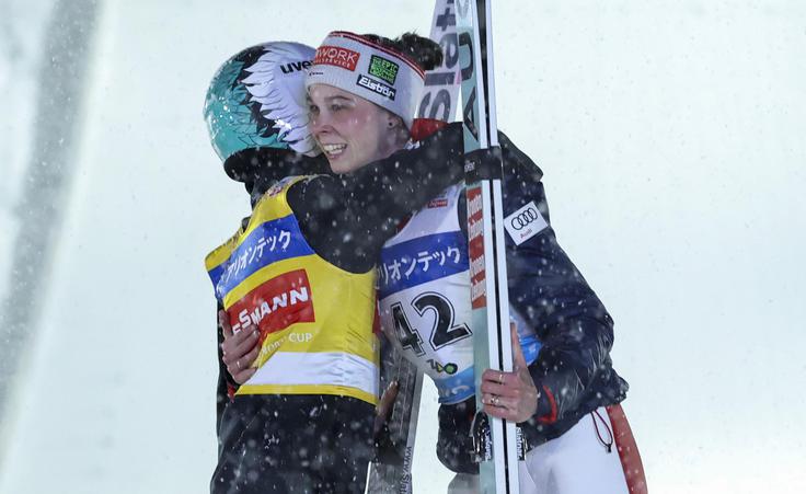 Lani je Lisa Eder na nordijskem svetovnem prvenstvu v Trondheimu z Avstrijo na ekipni tekmi osvojila srebro, z daljavo 205,5 metra pa je tudi avstrijska rekorderka. | Foto: Reuters