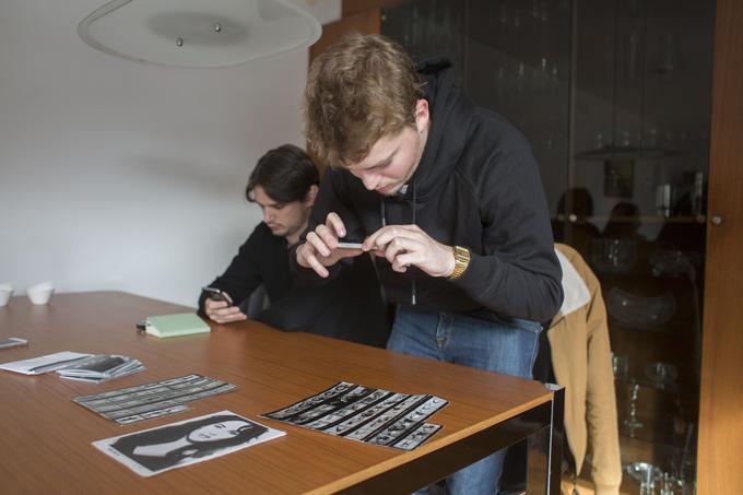 Brice je lahko s telefonom slikal fotografije, a samo za svojega urednika, ki bo nato izbral, katere bodo odkupili od Staneta. | Foto: Matej Leskovšek