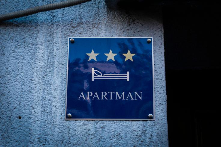 Poskusov prevar pri rezervacijah namestitev je v zadnjih letih vse več, goljufi pa si vse pogosteje pomagajo tudi z umetnointeligenčnimi orodji. | Foto: Shutterstock