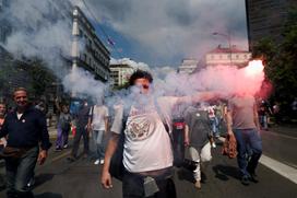 Protestniki pred poslopjem srbske vlade v Beogradu