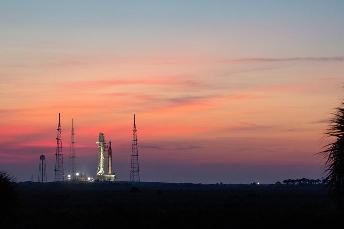 Nasa | Inženir ameriške vesoljske agencije Nasa Alan Stern opozarja, da bi zmanjšanje proračunskih sredstev za Naso in posledična ukinitev številnih podaljšanih raziskovalnih misij pomenila velik udarec za vlogo ZDA kot vodilne svetovne sile na področju vesoljskih znanosti. "Izklop plovil, ki so že v vesolju in raziskujejo naprej, bi nas postavil na tretje, morda celo četrto mesto – odvisno od tega, koga vprašate. Verjetno vsaj za Kitajce in Evropejce, morda pa tudi za koga drugega," je dejal. | Foto Guliverimage