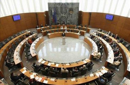 Poslanci si bodo znižali plače