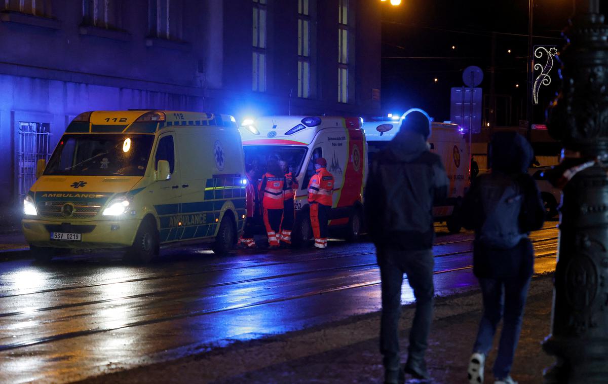 Praga | Napadalec, češki študent Karlove univerze, je 21. decembra na filozofski fakulteti ubil 14 ljudi, 25 pa ranil. Po podatkih policije je streljal naključno po hodnikih in predavalnicah fakultete, ko so ga policisti obkolili, pa si je sodil sam. | Foto Reuters